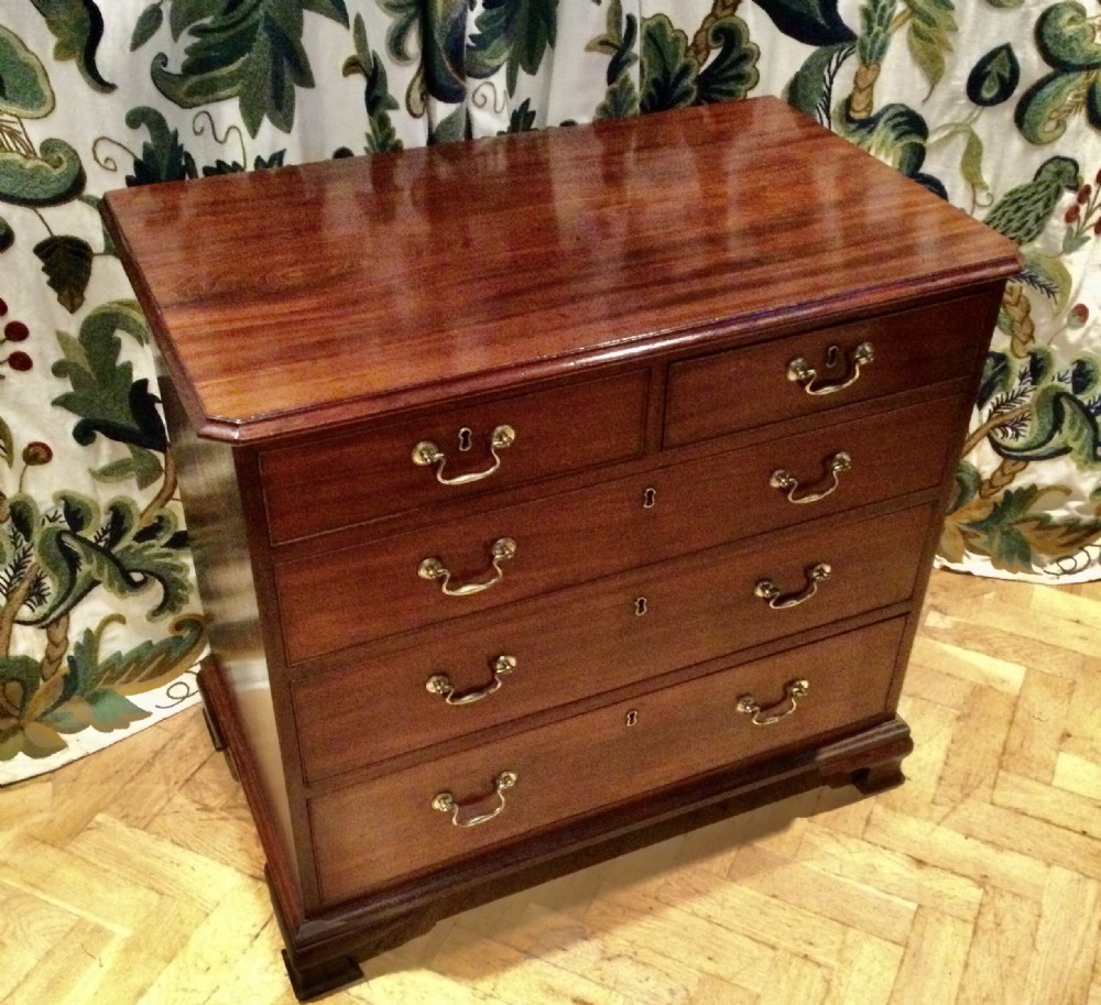 Small mahogany chest of drawers