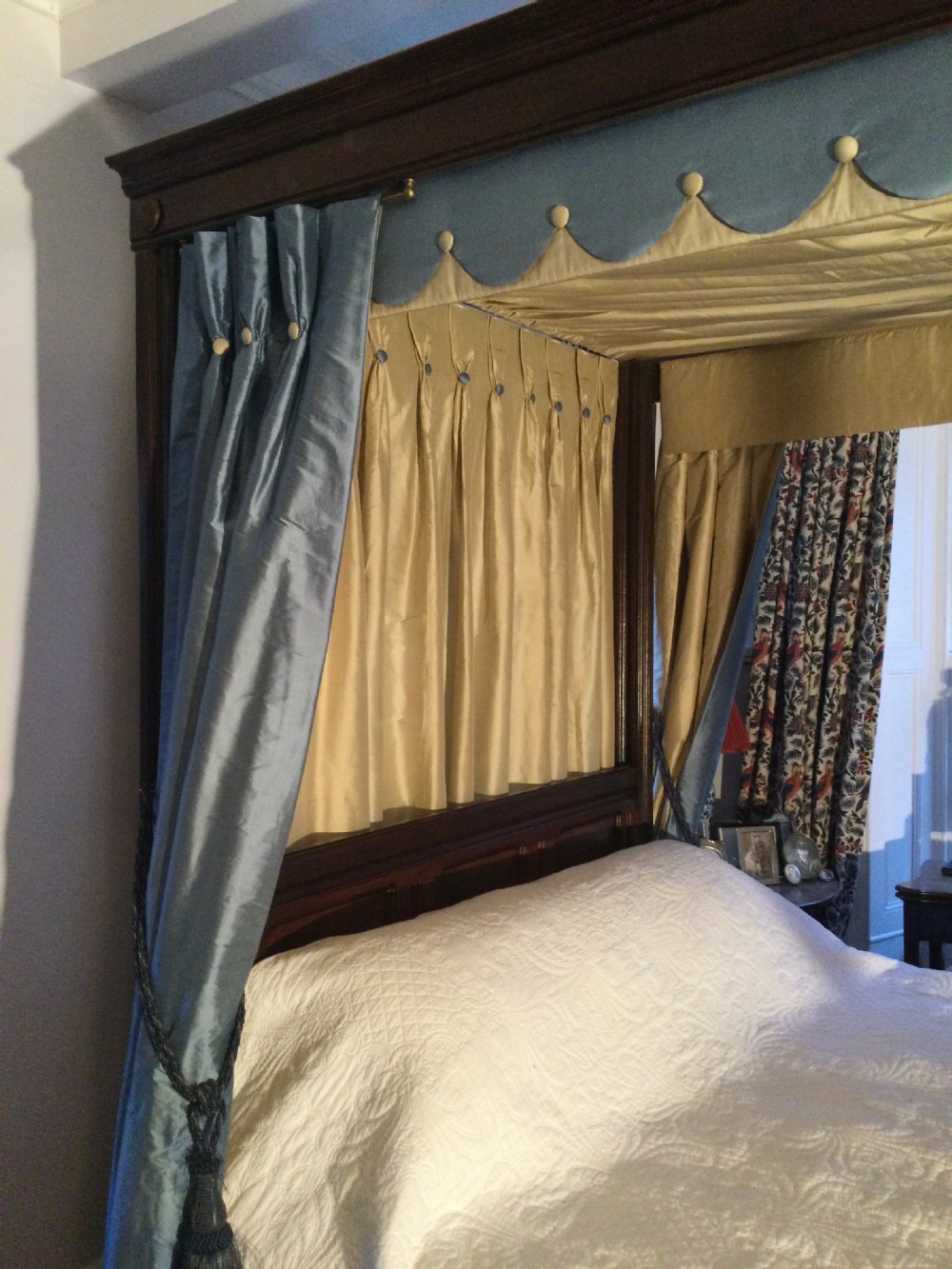Four poster bed View IV