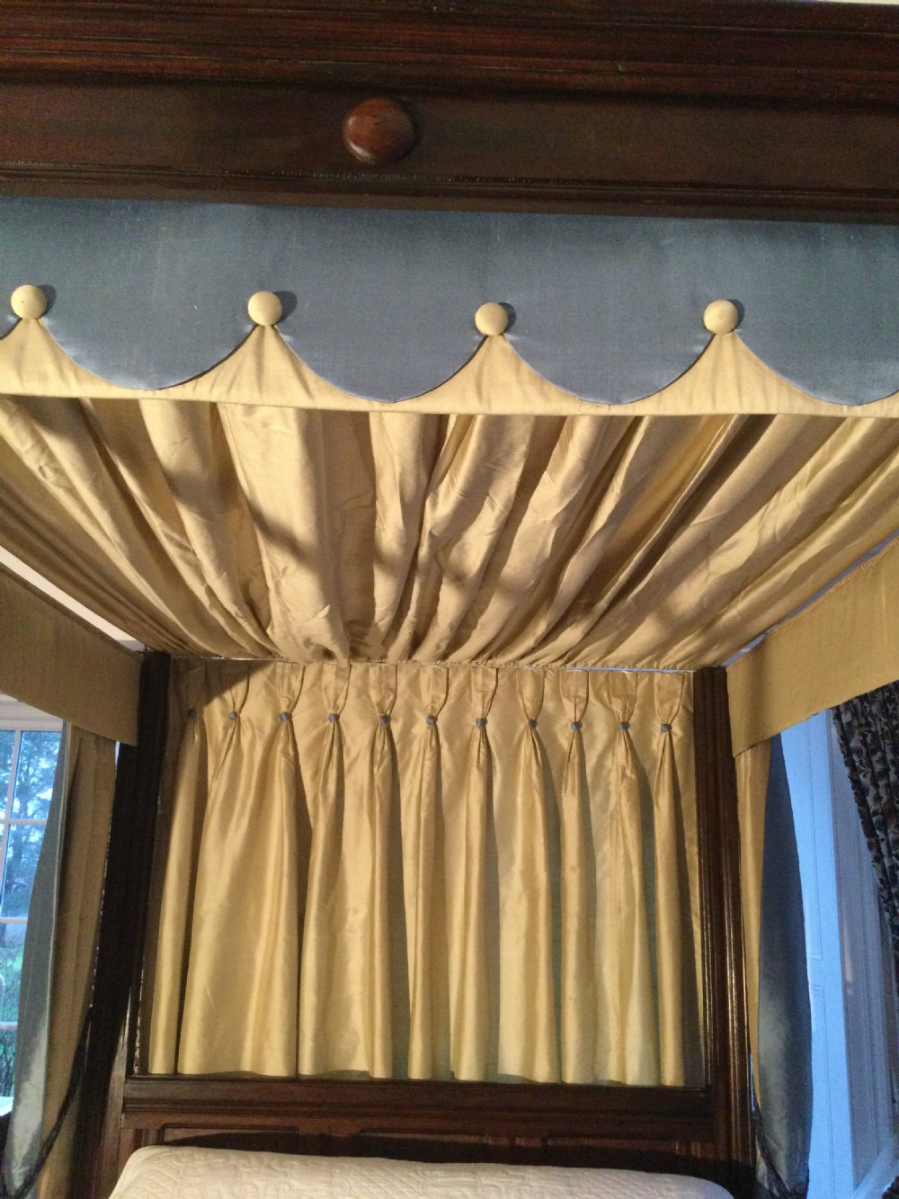 Four poster bed View V