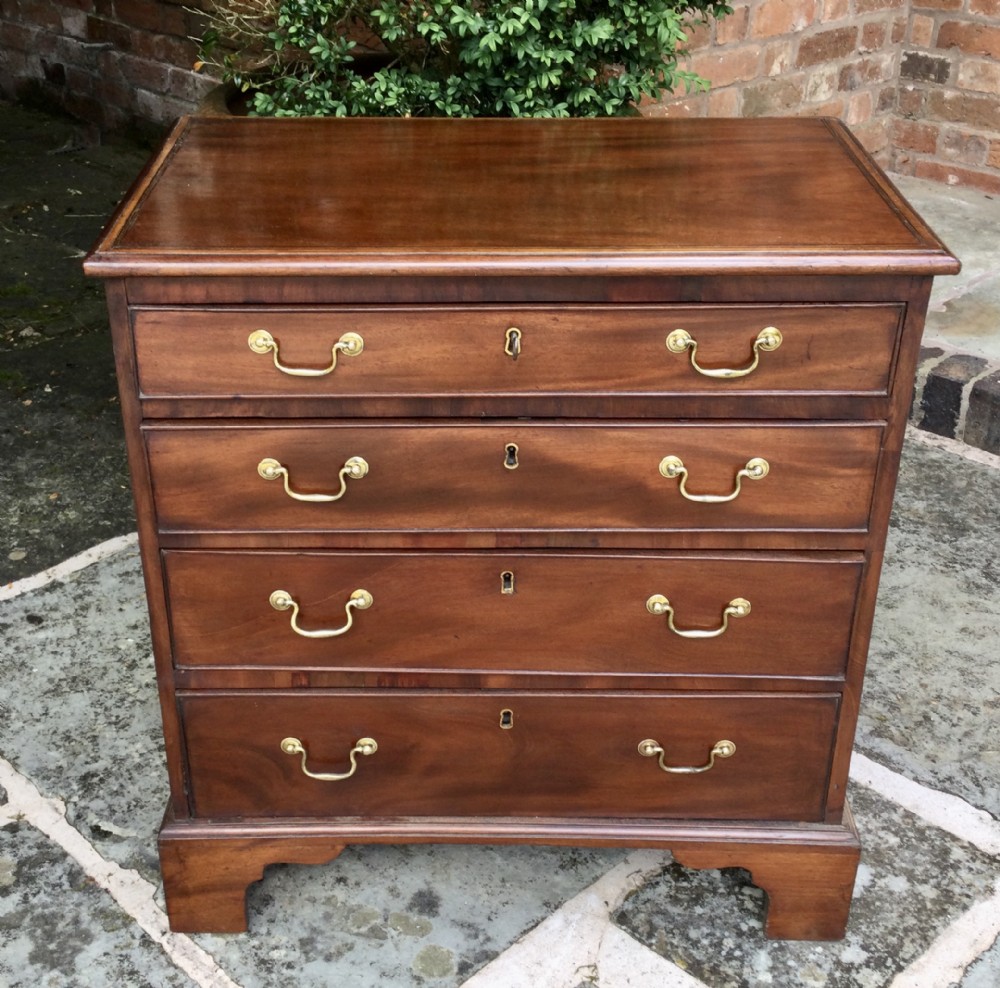 Small mahogany chest of drawers