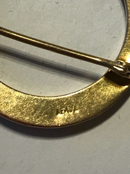 A 15CT GOLD AND PEARL CRESCENT MOON BROOCH - ADDITIONAL PHOTO 1