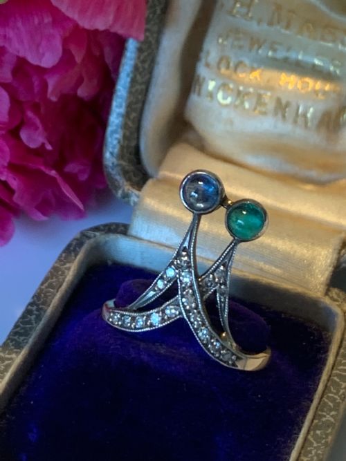 AN ART NOUVEAU SAPPHIRE EMERALD AND DIAMOND RING - ADDITIONAL PHOTO 1