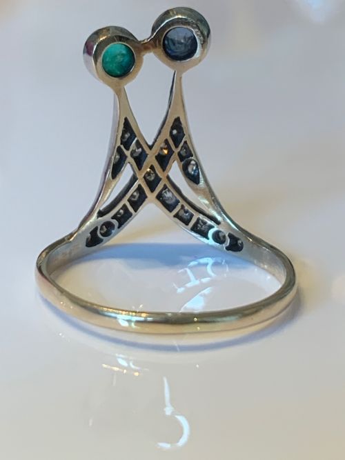 AN ART NOUVEAU SAPPHIRE EMERALD AND DIAMOND RING - ADDITIONAL PHOTO 9