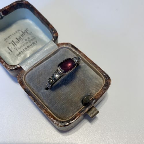 georgian garnet and diamond ring - CATEGORY: ANTIQUE JEWELLERY - DATED GEORGIAN