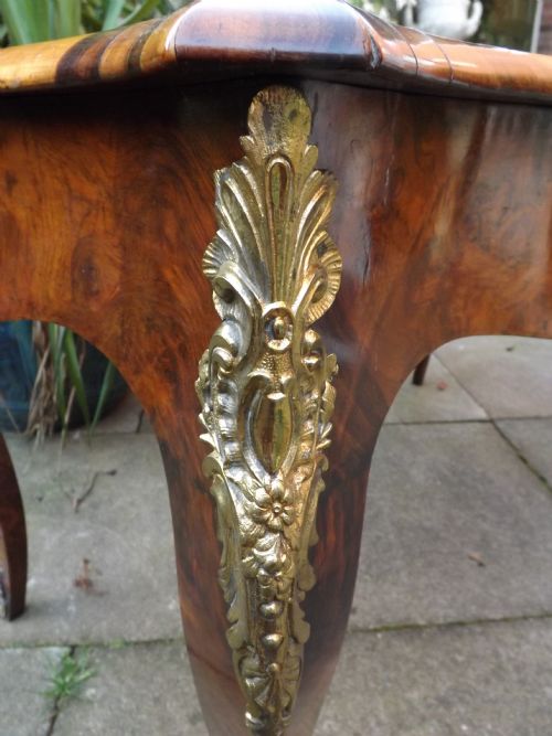 C19TH BURRWALNUT AND FLORAL MARQUETRY INLAID ORMOLUMOUNTED 'BUREAU PLAT' OR WRITING TABLE - ADDITIONAL PHOTO 5