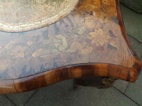 C19TH BURRWALNUT AND FLORAL MARQUETRY INLAID ORMOLUMOUNTED 'BUREAU PLAT' OR WRITING TABLE - ADDITIONAL PHOTO 7