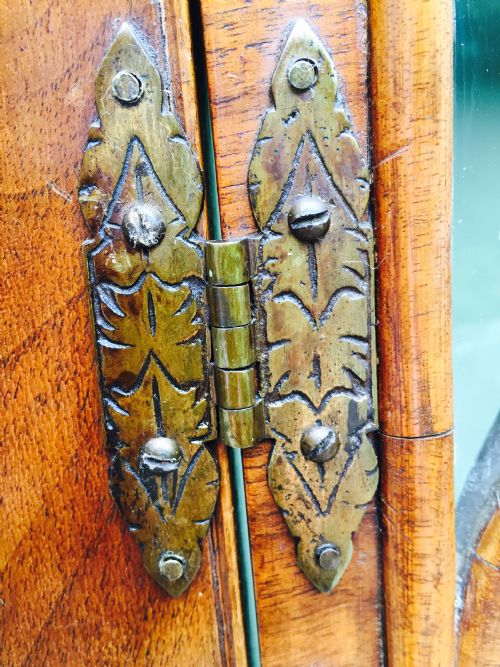 C19TH GEORGE I REVIVAL WALNUT DOUBLE CORNERCABINET WITH OVOID AND DIAMOND INTERLACED GLAZING - ADDITIONAL PHOTO 5