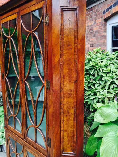 C19TH GEORGE I REVIVAL WALNUT DOUBLE CORNERCABINET WITH OVOID AND DIAMOND INTERLACED GLAZING - ADDITIONAL PHOTO 11