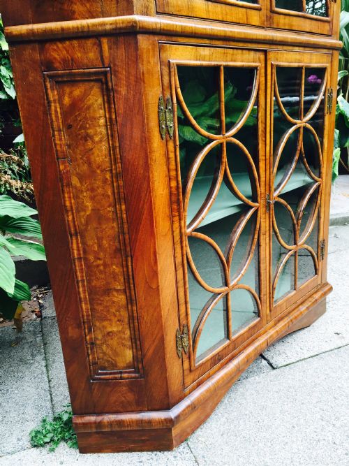 C19TH GEORGE I REVIVAL WALNUT DOUBLE CORNERCABINET WITH OVOID AND DIAMOND INTERLACED GLAZING - ADDITIONAL PHOTO 14