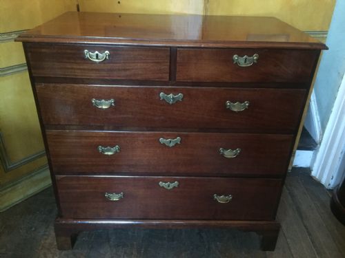 MID C18TH GEORGE II PERIOD 'RED WALNUT' CHEST OF DRAWERS - ADDITIONAL PHOTO 2