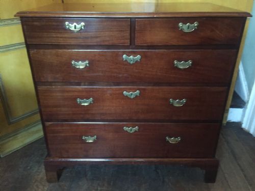 MID C18TH GEORGE II PERIOD 'RED WALNUT' CHEST OF DRAWERS - ADDITIONAL PHOTO 4