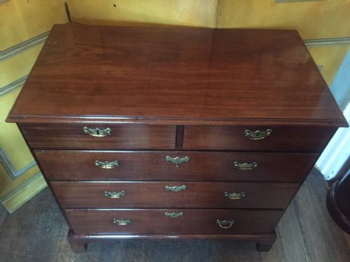 MID C18TH GEORGE II PERIOD 'RED WALNUT' CHEST OF DRAWERS - ADDITIONAL PHOTO 5