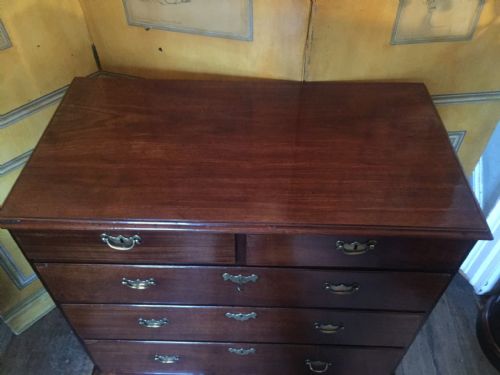 MID C18TH GEORGE II PERIOD 'RED WALNUT' CHEST OF DRAWERS - ADDITIONAL PHOTO 7