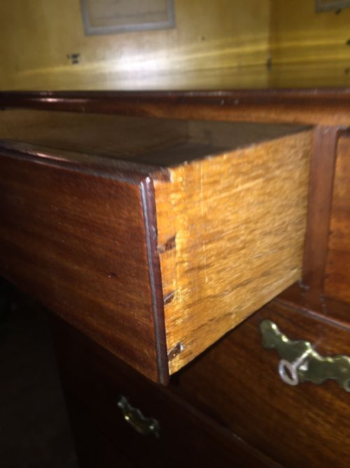 MID C18TH GEORGE II PERIOD 'RED WALNUT' CHEST OF DRAWERS - ADDITIONAL PHOTO 8