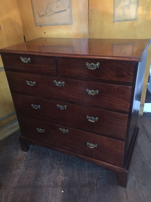 MID C18TH GEORGE II PERIOD 'RED WALNUT' CHEST OF DRAWERS - ADDITIONAL PHOTO 9