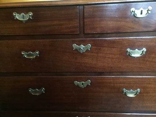 MID C18TH GEORGE II PERIOD 'RED WALNUT' CHEST OF DRAWERS - ADDITIONAL PHOTO 10