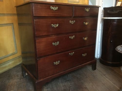 MID C18TH GEORGE II PERIOD 'RED WALNUT' CHEST OF DRAWERS - ADDITIONAL PHOTO 6