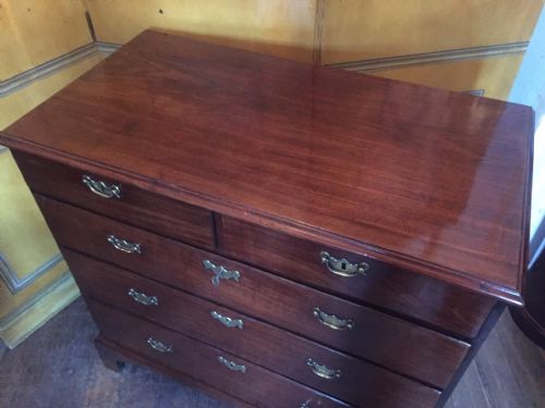 MID C18TH GEORGE II PERIOD 'RED WALNUT' CHEST OF DRAWERS - ADDITIONAL PHOTO 3