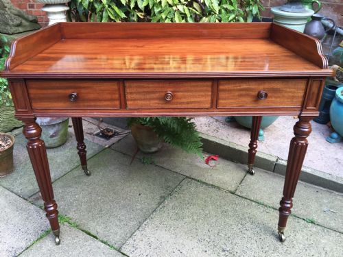 Superior Quality Early C19th George IV Period Mahogany Dressing Table Firmly Attributed to Gillows of Lancaster.