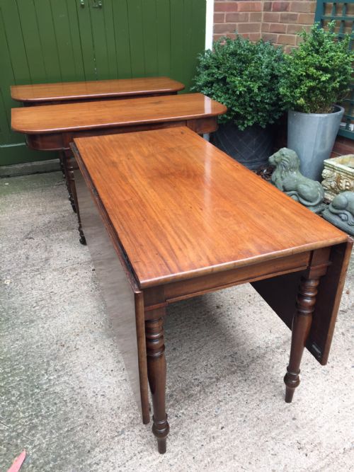 fig 2. Early C19th Regency mahogany dining table in the manner of Gillows of Lancaster.