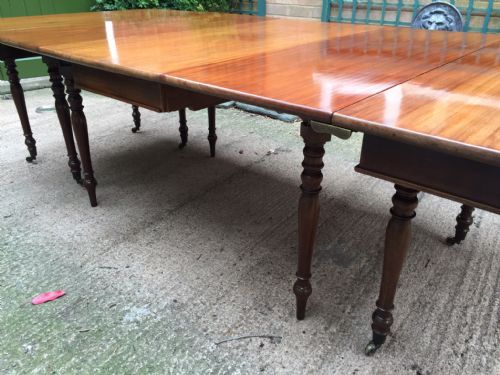 fig 4. Early C19th Regency mahogany dining table in the manner of Gillows of Lancaster.