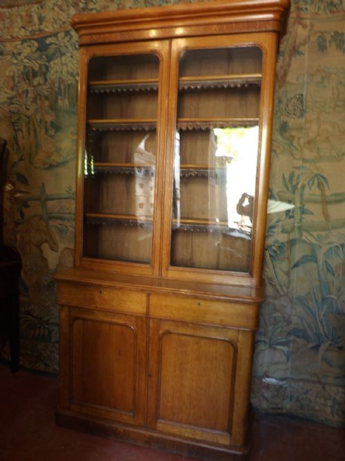 Mid C19th Victorian Period Glazed Top 2-Door Oak Library Bookcase .