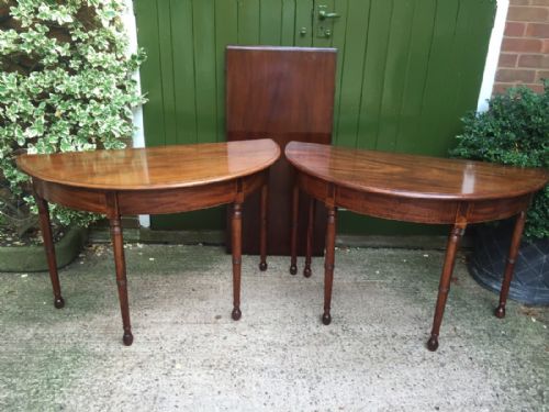 Late C18th George III Period Mahogany D-ended Dining Table of Highly Adaptable Format.