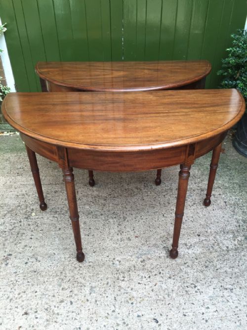 fig 4. Late C18th George III period mahogany d-ended dining table of highly adaptable format.