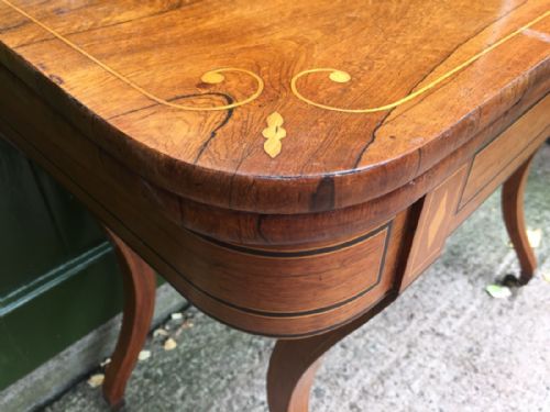 EARLY C19TH REGENCY PERIOD INLAID ROSEWOOD FOLDOVER CARD OR GAMING TABLE RAISED ON SABRE LEGS - ADDITIONAL PHOTO 8
