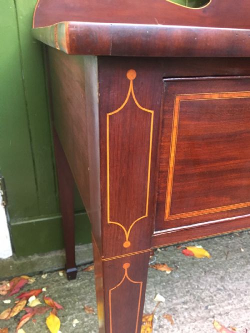 LATE C19TH EARLY C20TH EDWARDIAN PERIOD SATINWOOD CROSSBANDED MAHOGANY SERVING TABLE OF SHERATON REVIVAL DESIGN - ADDITIONAL PHOTO 2