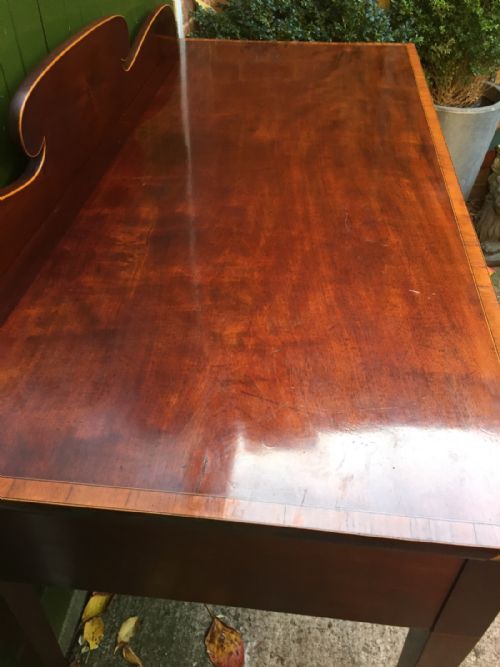 LATE C19TH EARLY C20TH EDWARDIAN PERIOD SATINWOOD CROSSBANDED MAHOGANY SERVING TABLE OF SHERATON REVIVAL DESIGN - ADDITIONAL PHOTO 10