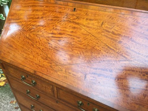 LATE C19TH EARLY C20TH EDWARDIAN FIGURED SATINWOOD LADIES BUREAU OF DESIRABLE SMALL PROPORTIONS BY DRUCE COLONDON - ADDITIONAL PHOTO 5