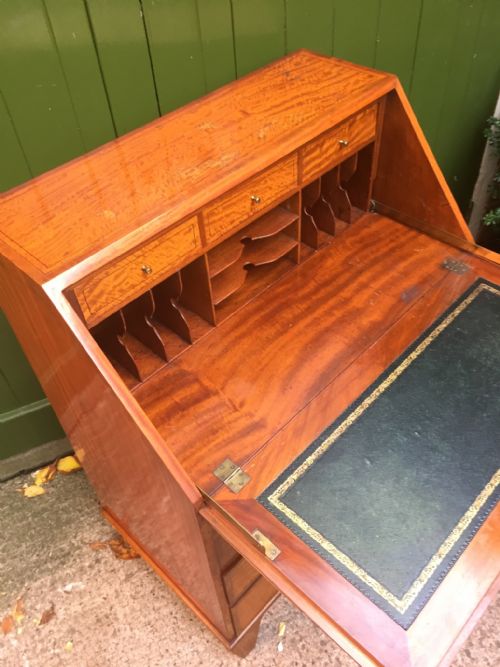 LATE C19TH EARLY C20TH EDWARDIAN FIGURED SATINWOOD LADIES BUREAU OF DESIRABLE SMALL PROPORTIONS BY DRUCE COLONDON - ADDITIONAL PHOTO 11