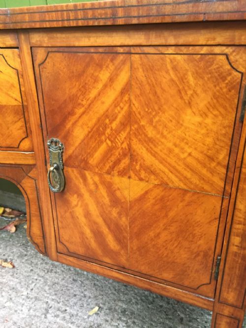 LATE C19TH EARLY C20TH EDWARDIAN PERIOD SATINWOOD VENEERED KNEEHOLE DRESSING TABLE - ADDITIONAL PHOTO 6