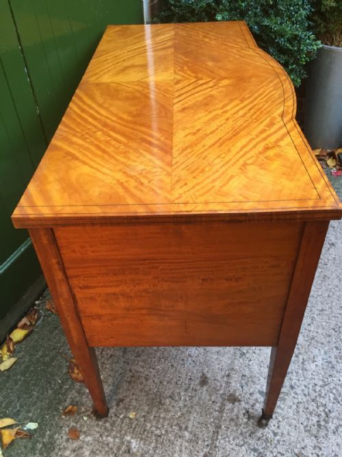 LATE C19TH EARLY C20TH EDWARDIAN PERIOD SATINWOOD VENEERED KNEEHOLE DRESSING TABLE - ADDITIONAL PHOTO 12