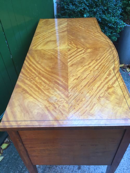 LATE C19TH EARLY C20TH EDWARDIAN PERIOD SATINWOOD VENEERED KNEEHOLE DRESSING TABLE - ADDITIONAL PHOTO 2