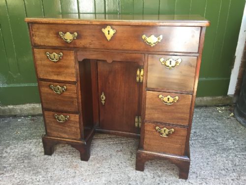 Mid C18th George II Period Mahogany Knee-hole Desk or Dressing Table in Excellent Original Condition.