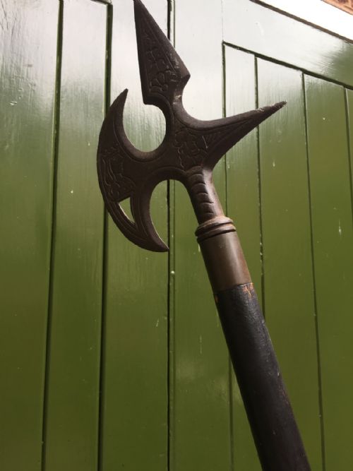 UNUSUAL AND DECORATIVE LATE C19TH FRENCH EBONISED HAT COAT AND STICKSTAND FORMED AS 3 CROSSED HALBERDS OR PIKES - ADDITIONAL PHOTO 6