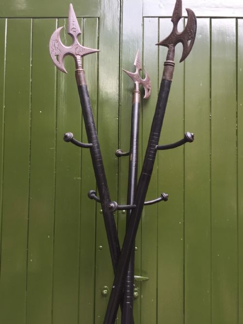 UNUSUAL AND DECORATIVE LATE C19TH FRENCH EBONISED HAT COAT AND STICKSTAND FORMED AS 3 CROSSED HALBERDS OR PIKES - ADDITIONAL PHOTO 13