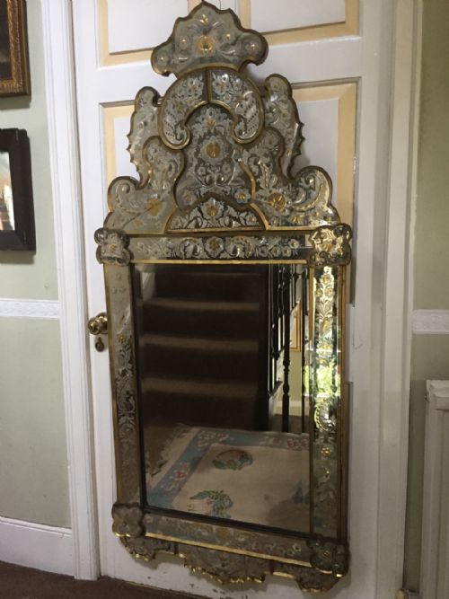 Fine and Decorative Late C19th Italian 'Verre Eglomise' Venetian Mirror with Detailed Engraving and Gilded Highlights and Edges.