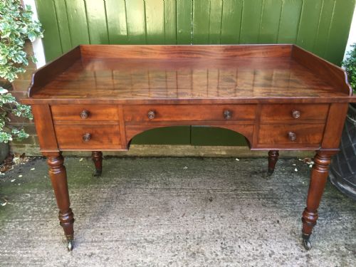 C19th George IV Period Mahogany Knee-hole Dressing Table or Writing Table in the Manner of Gillows of Lancaster & London.