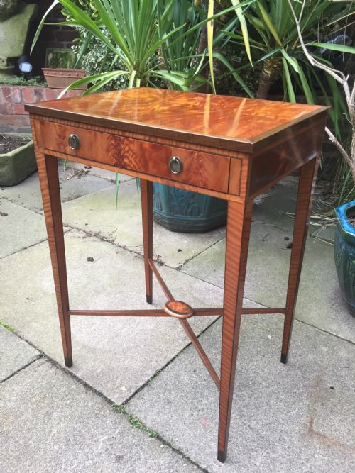 Fine Quality Late C19th Satinwood Side Table in the Late Georgian Period Style.