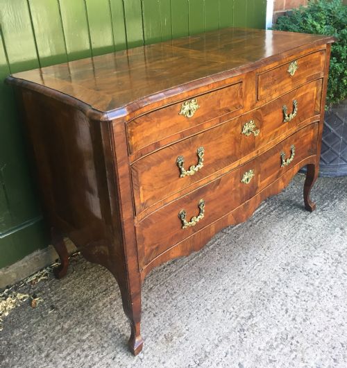MID C18TH ITALIAN OLIVEWOOD FRUITWOOD AND WALNUT COMMODE OF SERPENTINE OUTLINE - ADDITIONAL PHOTO 2