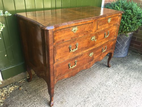 MID C18TH ITALIAN OLIVEWOOD FRUITWOOD AND WALNUT COMMODE OF SERPENTINE OUTLINE - ADDITIONAL PHOTO 5