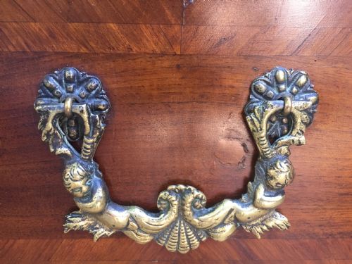 MID C18TH ITALIAN OLIVEWOOD FRUITWOOD AND WALNUT COMMODE OF SERPENTINE OUTLINE - ADDITIONAL PHOTO 8