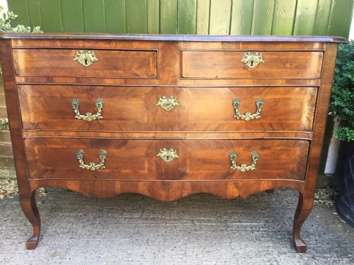 MID C18TH ITALIAN OLIVEWOOD FRUITWOOD AND WALNUT COMMODE OF SERPENTINE OUTLINE - ADDITIONAL PHOTO 9