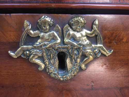 MID C18TH ITALIAN OLIVEWOOD FRUITWOOD AND WALNUT COMMODE OF SERPENTINE OUTLINE - ADDITIONAL PHOTO 10