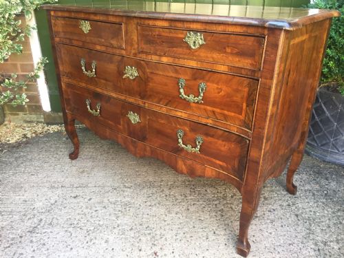 MID C18TH ITALIAN OLIVEWOOD FRUITWOOD AND WALNUT COMMODE OF SERPENTINE OUTLINE - ADDITIONAL PHOTO 13