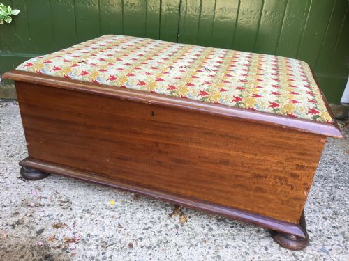 LARGE MID C19TH MAHOGANY FRAMED OTTOMAN WITH ORIGINAL 'GROSPOINT' NEEDLEWORK TOP - ADDITIONAL PHOTO 5