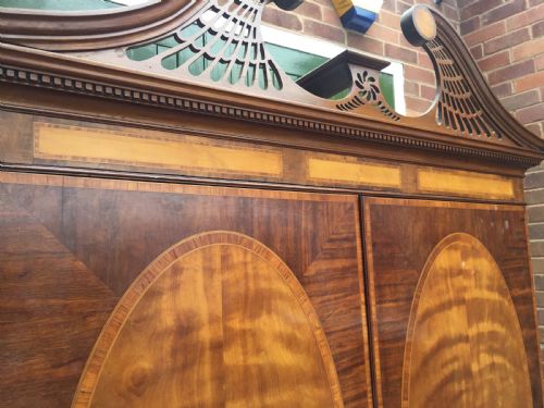IMPRESSIVE LATE C18TH GEORGE III PERIOD MAHOGANY AND SATINWOOD LINEN PRESS OR WARDROBE WITH 'SWANNECK' PEDIMENT - ADDITIONAL PHOTO 7